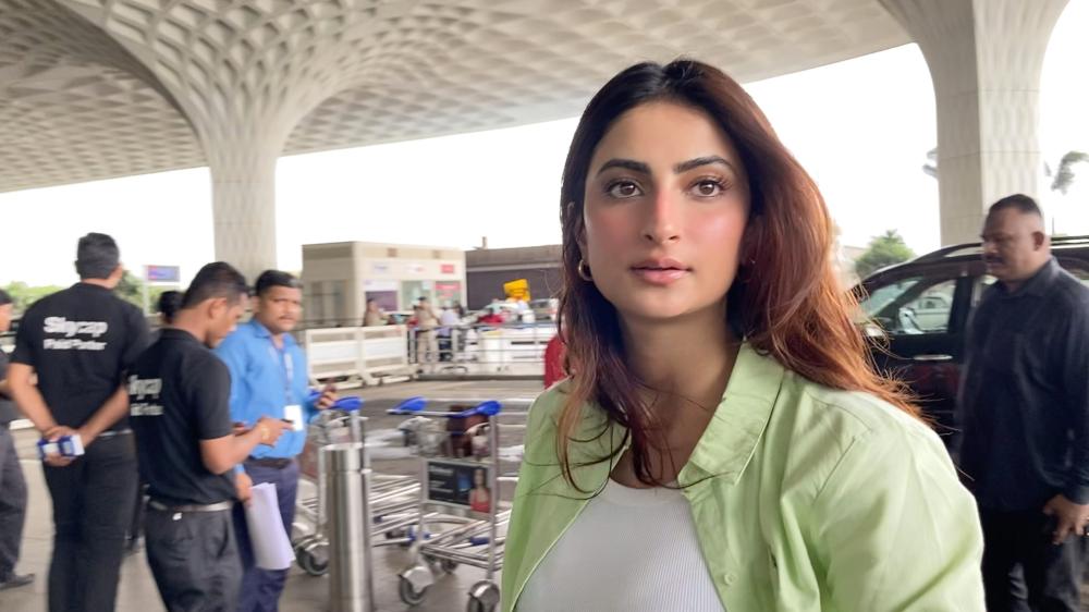 palak-tiwari-was-spotted-at-the-airport-showcasing-her-chic-and-trendy-travel-style